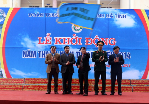 Đ/c Nguyễn Xuân Hùng - UVBTV TW Đoàn, TUV, Bí thư Tỉnh đoàn trao cờ thi đua thực hiện Năm thanh niên tình nguyện 2014 cho các đơn vị